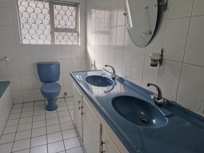 6 Bedroom Property for Sale in Cravenby Western Cape